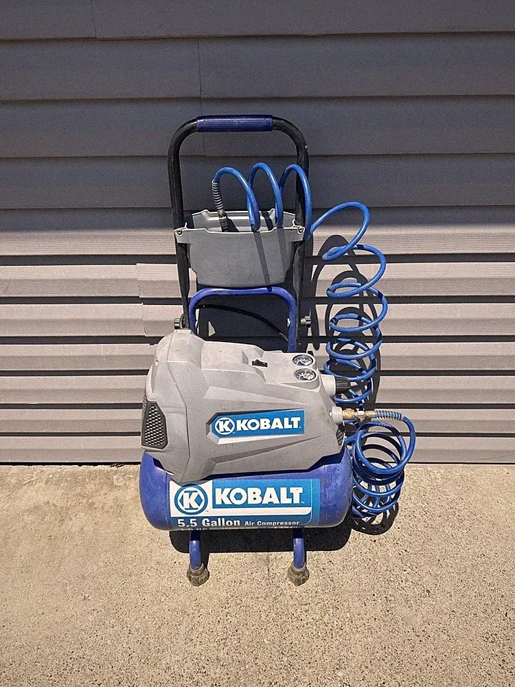 KOBALT 232177 5.5 GAL 135PSI CORDED AIR COMPRESSOR (LOCAL PICKUP ONLY)